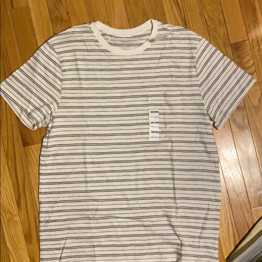 Men’s old navy t-shirt